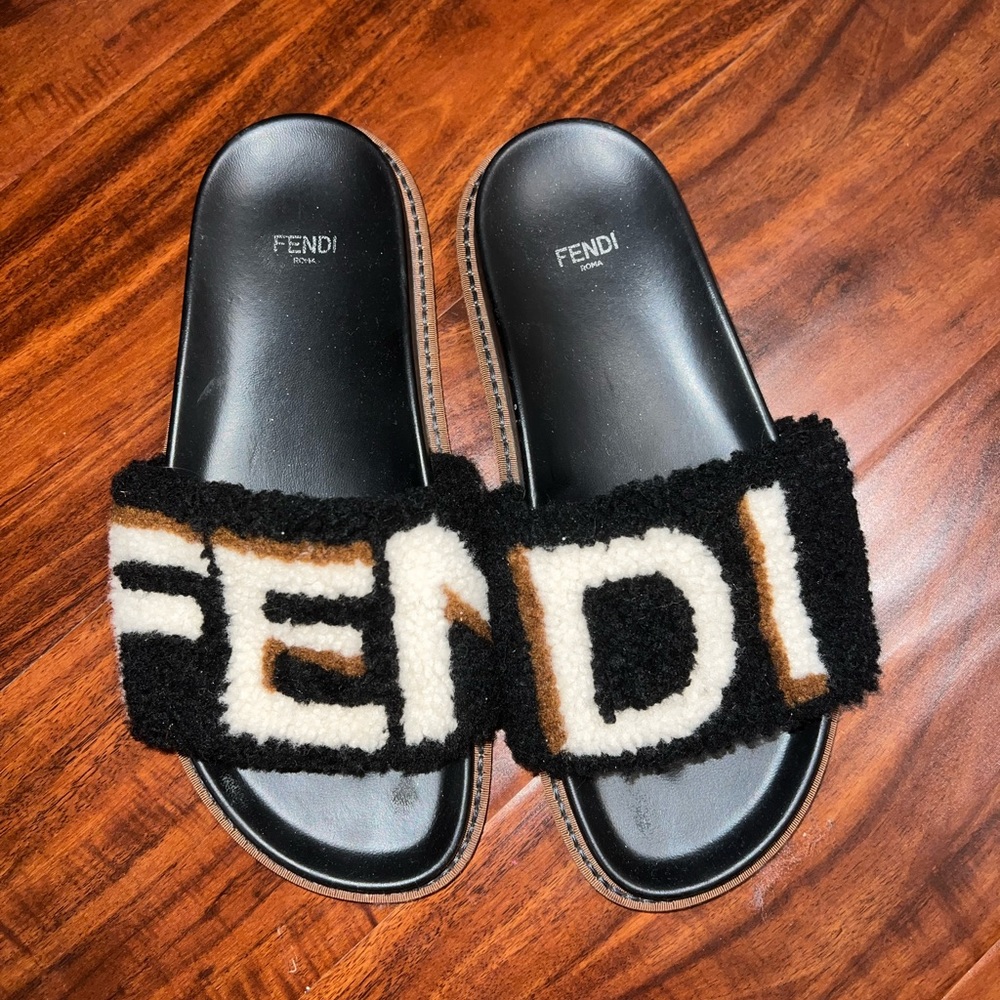 FENDI
Shearling Slide Sandals
Size: 8 | IT 38